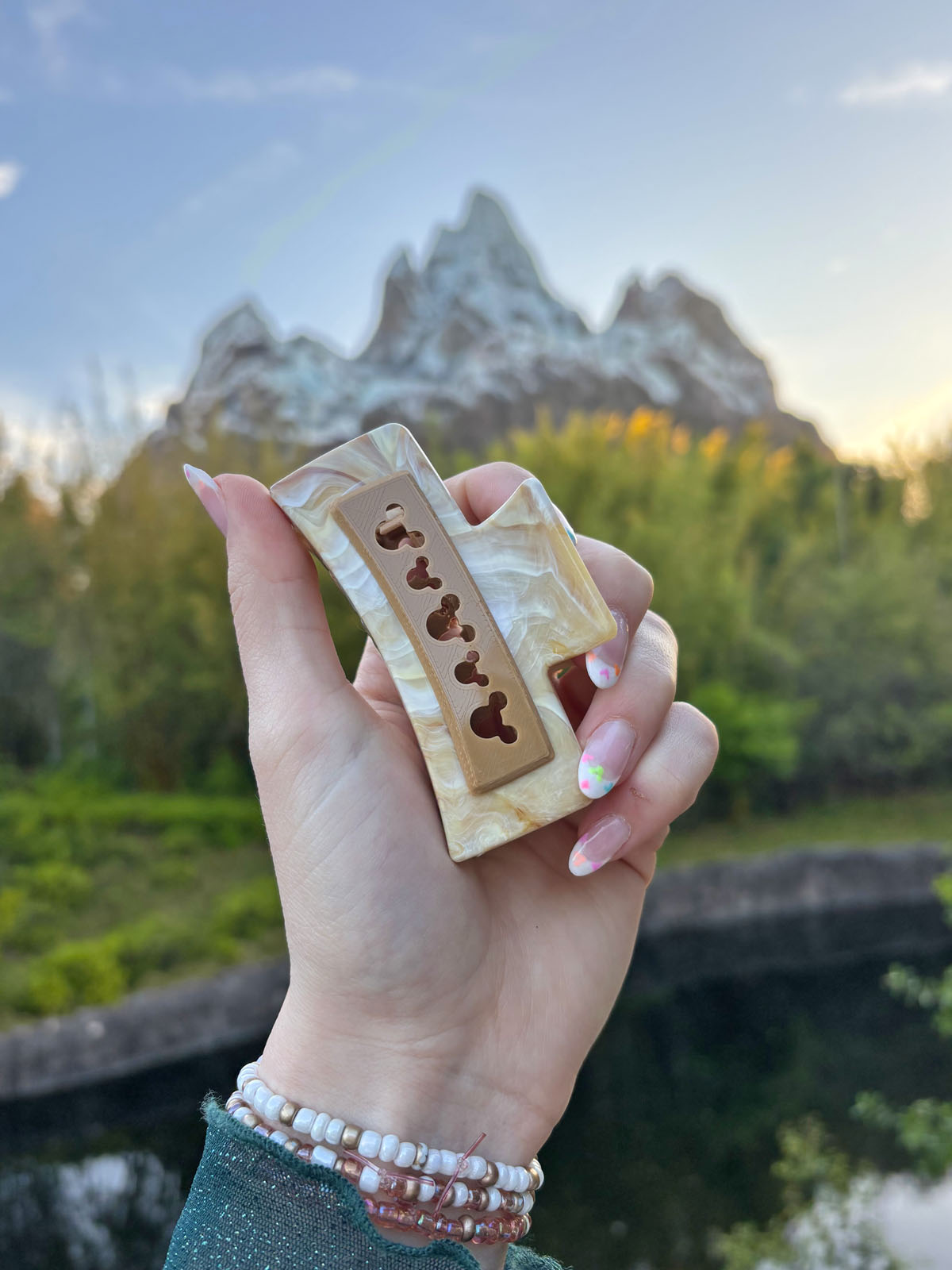 Do As Dreamers Do Swirled Latte Claw Clip