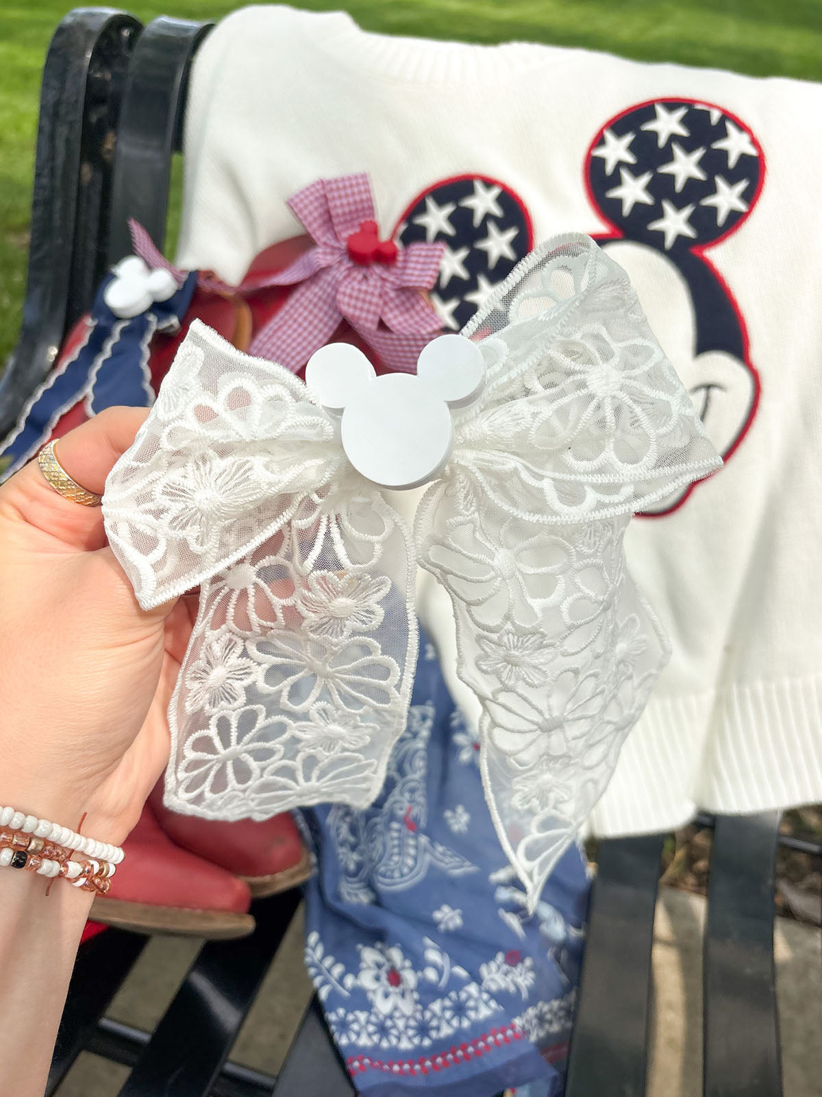 White Daisies Bow