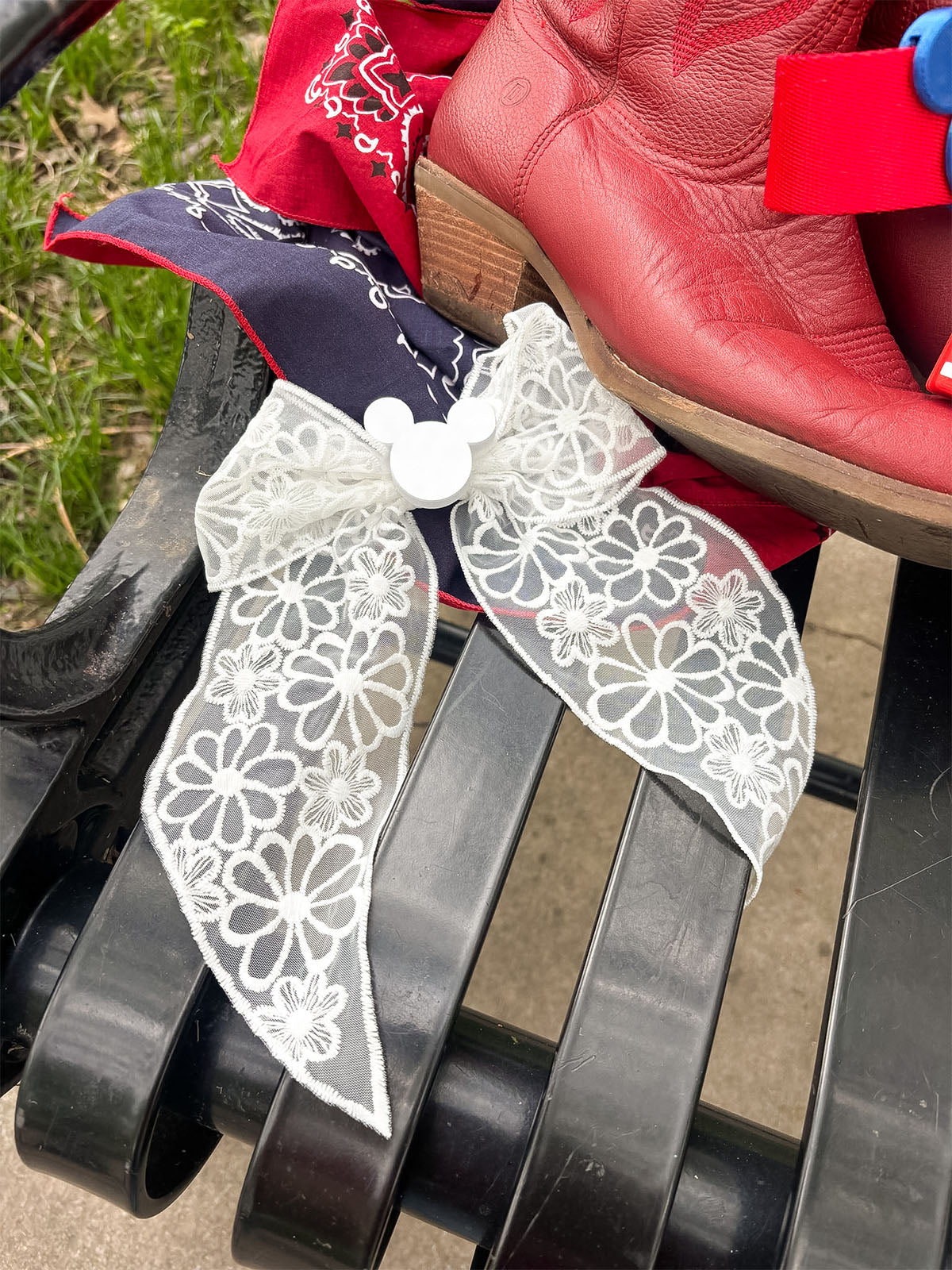White Daisies Bow